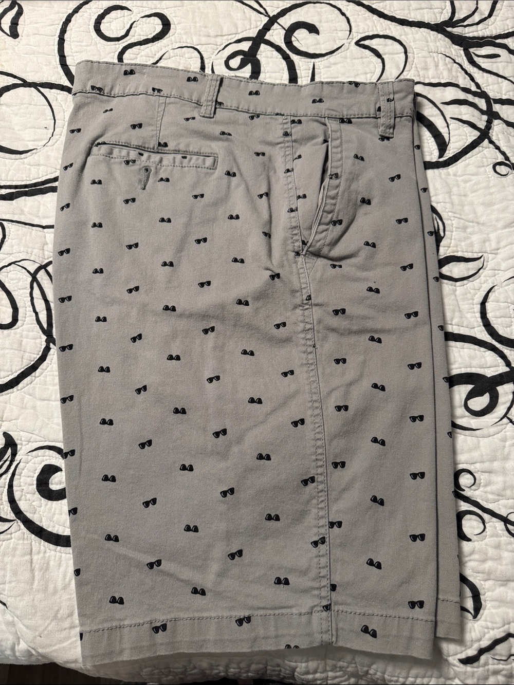 Men's Light Gray Printed Flat-Front Shorts - Sunglasses Motif